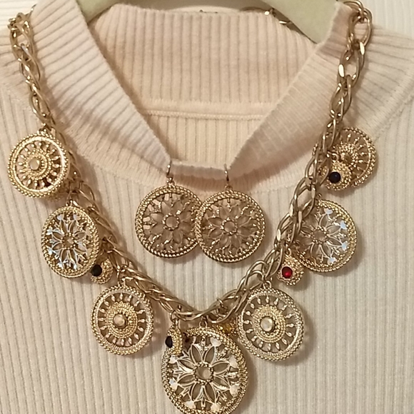 Fashion Jewelry Jewelry - 🆕ABSOLUTELY STUNNING GOLD NECKLACE & EARRINGS🆕